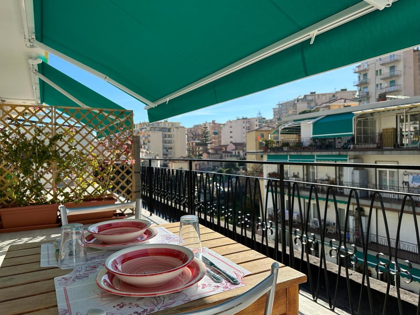 Wh - Cuore Home - Attico Monolocale Con Parcheggio Gratuito - 5 Minuti Dal Centro - Wifi Sanremo Exterior foto